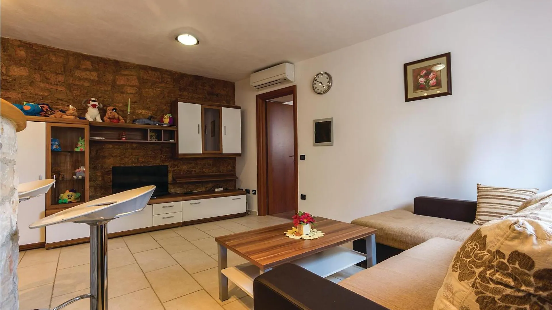 Amazing Apartment In Orbanici With Kitchen